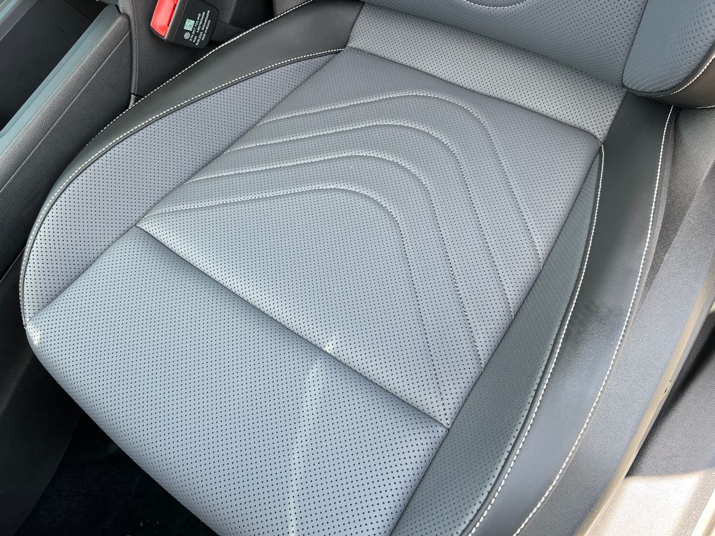 2025 Volkswagen Tiguan SE - Photo 11