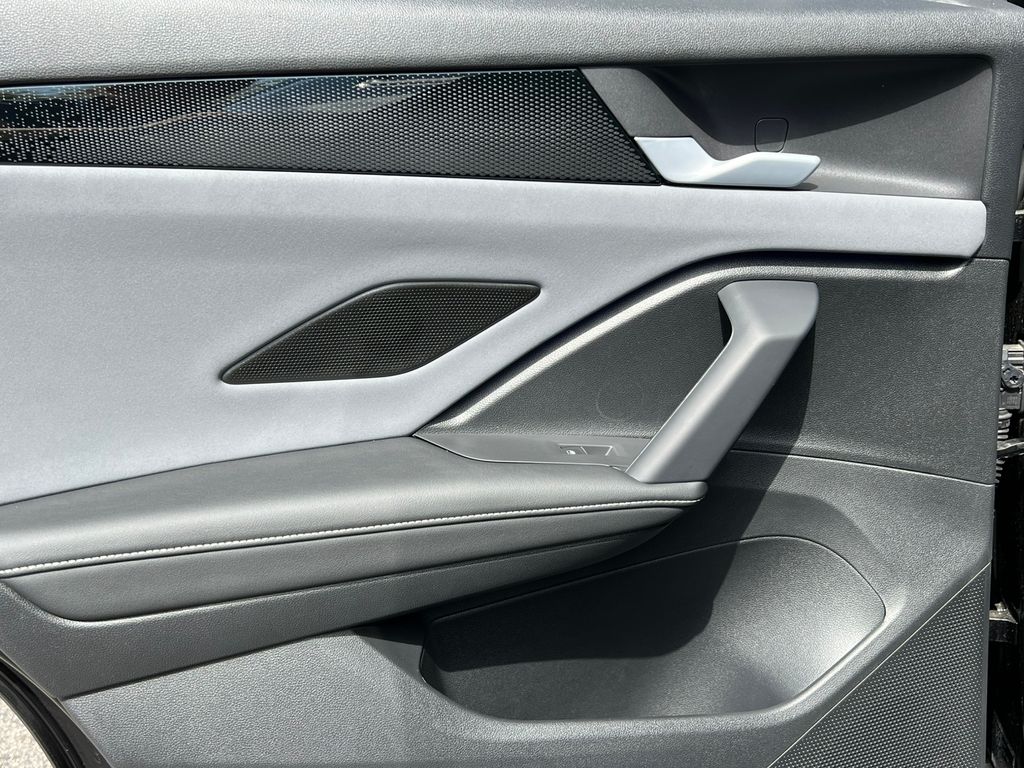 2025 Volkswagen Tiguan SE - Photo 32