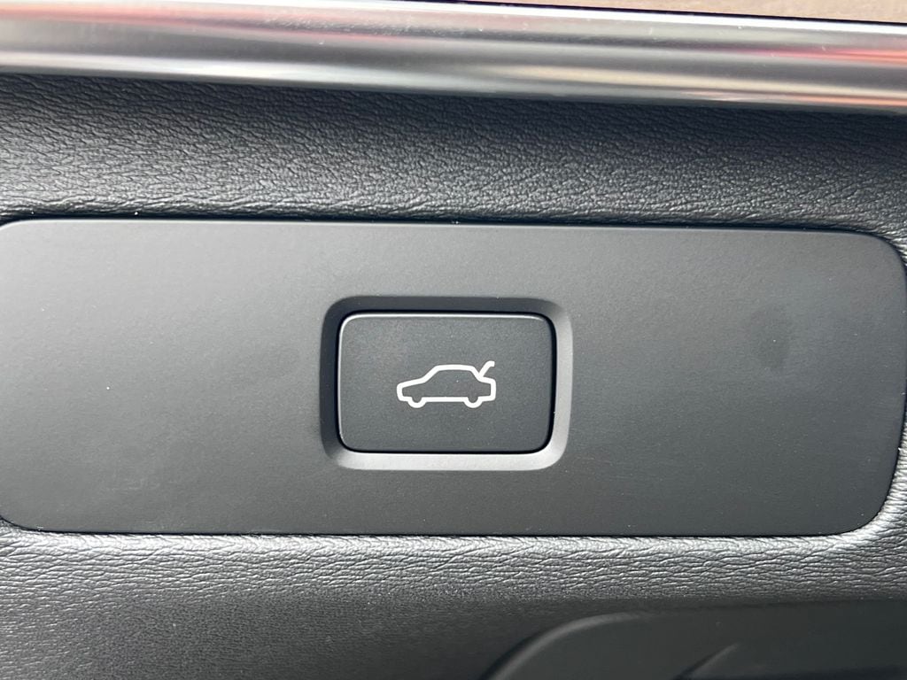 2026 Volvo XC90 Plus - Photo 18