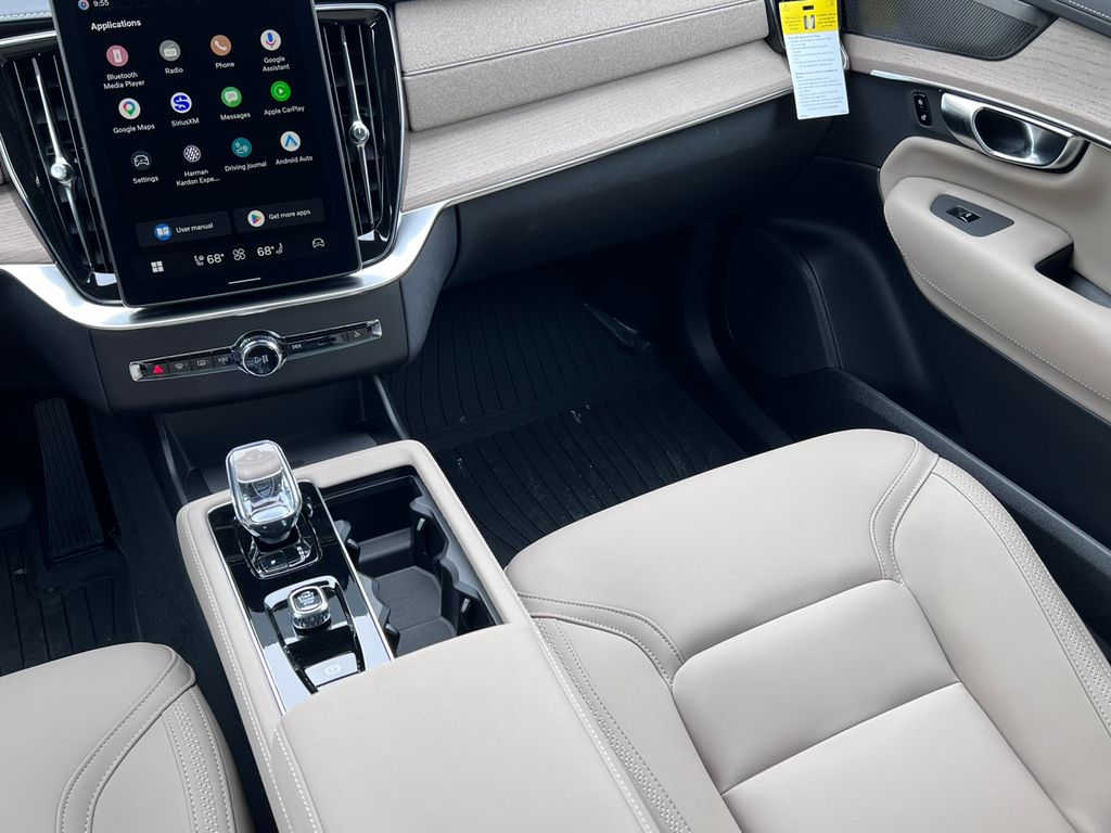 2026 Volvo XC90 Plus - Photo 17