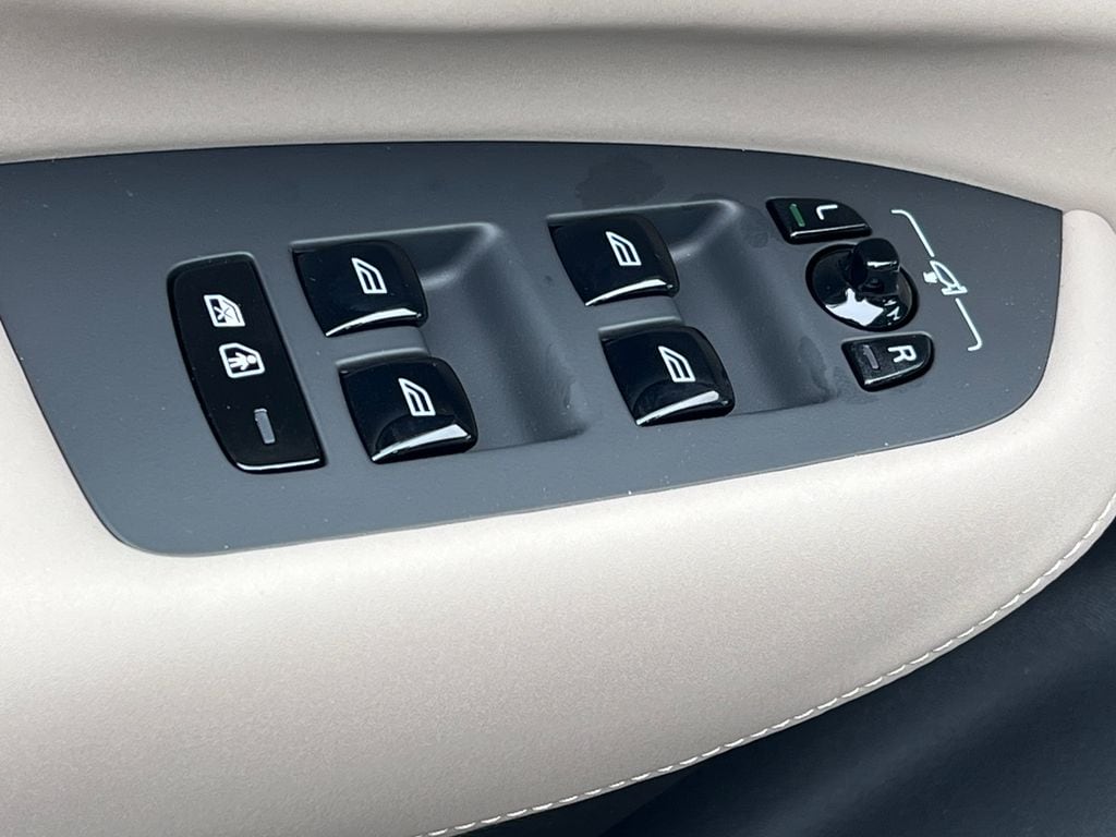2026 Volvo XC90 Plus - Photo 10