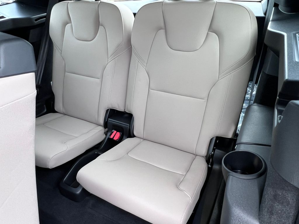 2026 Volvo XC90 Plus - Photo 8