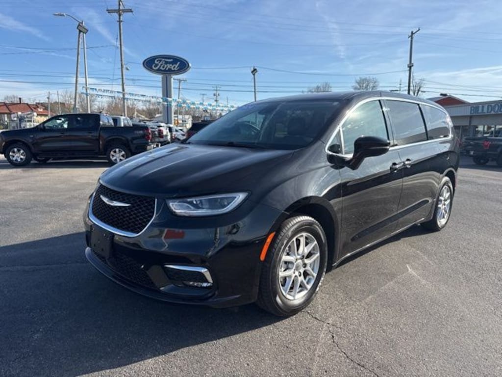 Used 2024 Chrysler Pacifica Touring L Passenger Van