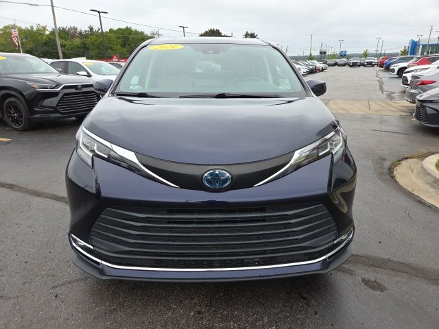 Used 2021 Toyota Sienna XLE Minivan/Van