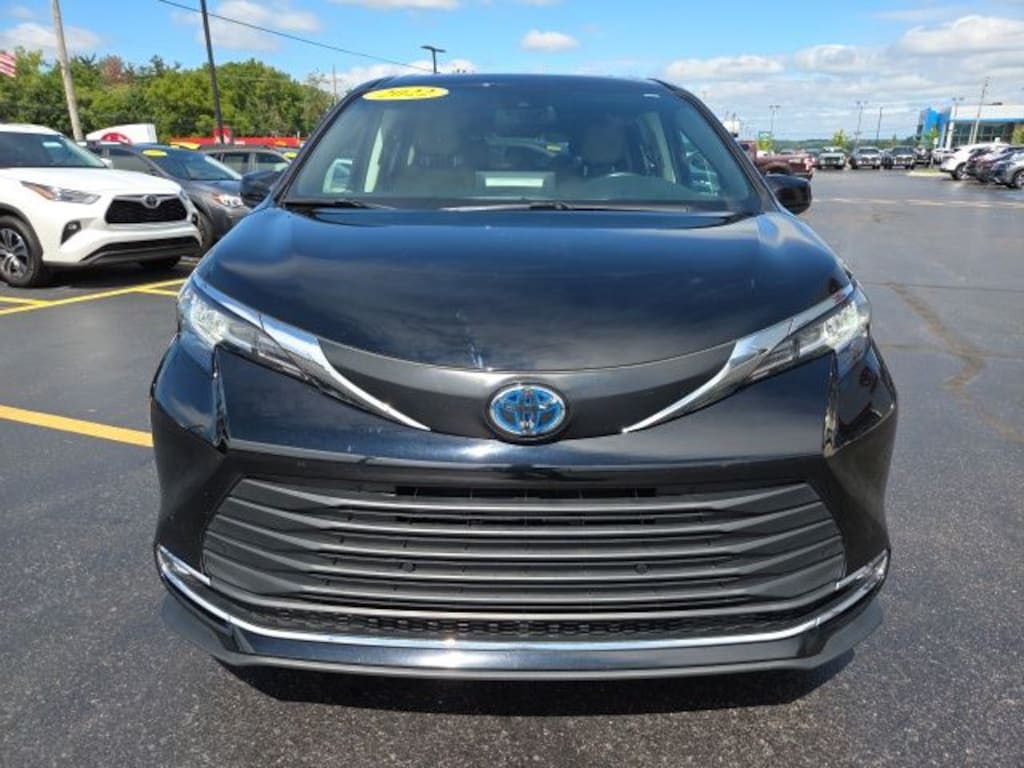 Used 2022 Toyota Sienna XLE Minivan/Van