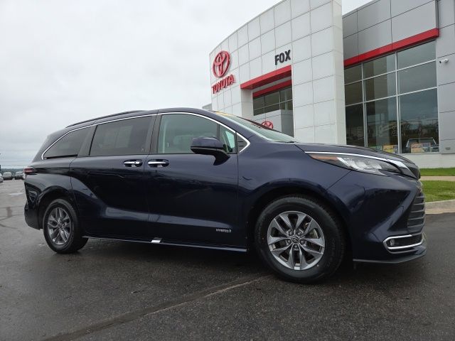 Used 2021 Toyota Sienna XLE Minivan/Van