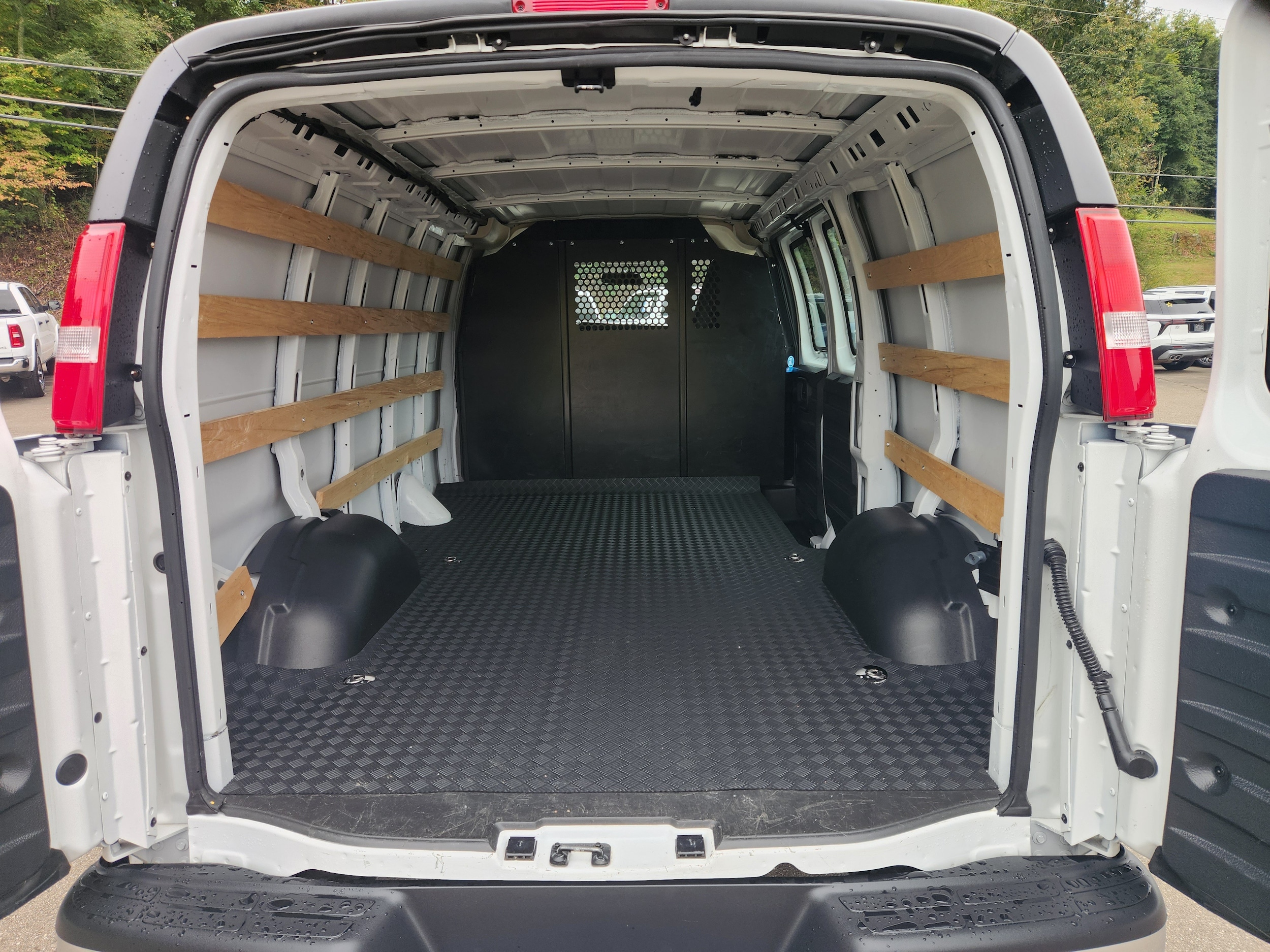 2025 GMC Savana Cargo Work Van - Photo 37