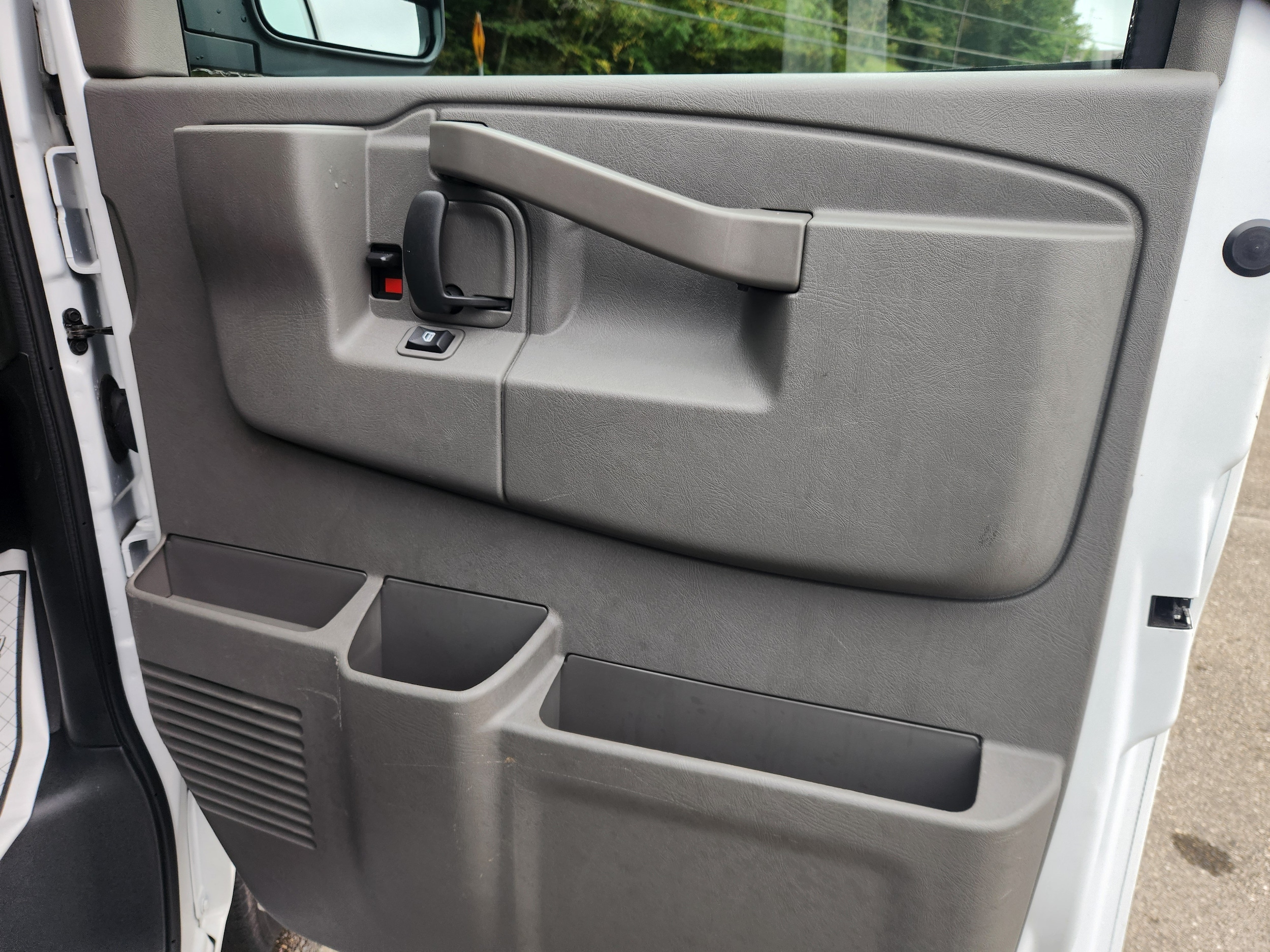 2025 GMC Savana Cargo Work Van - Photo 31