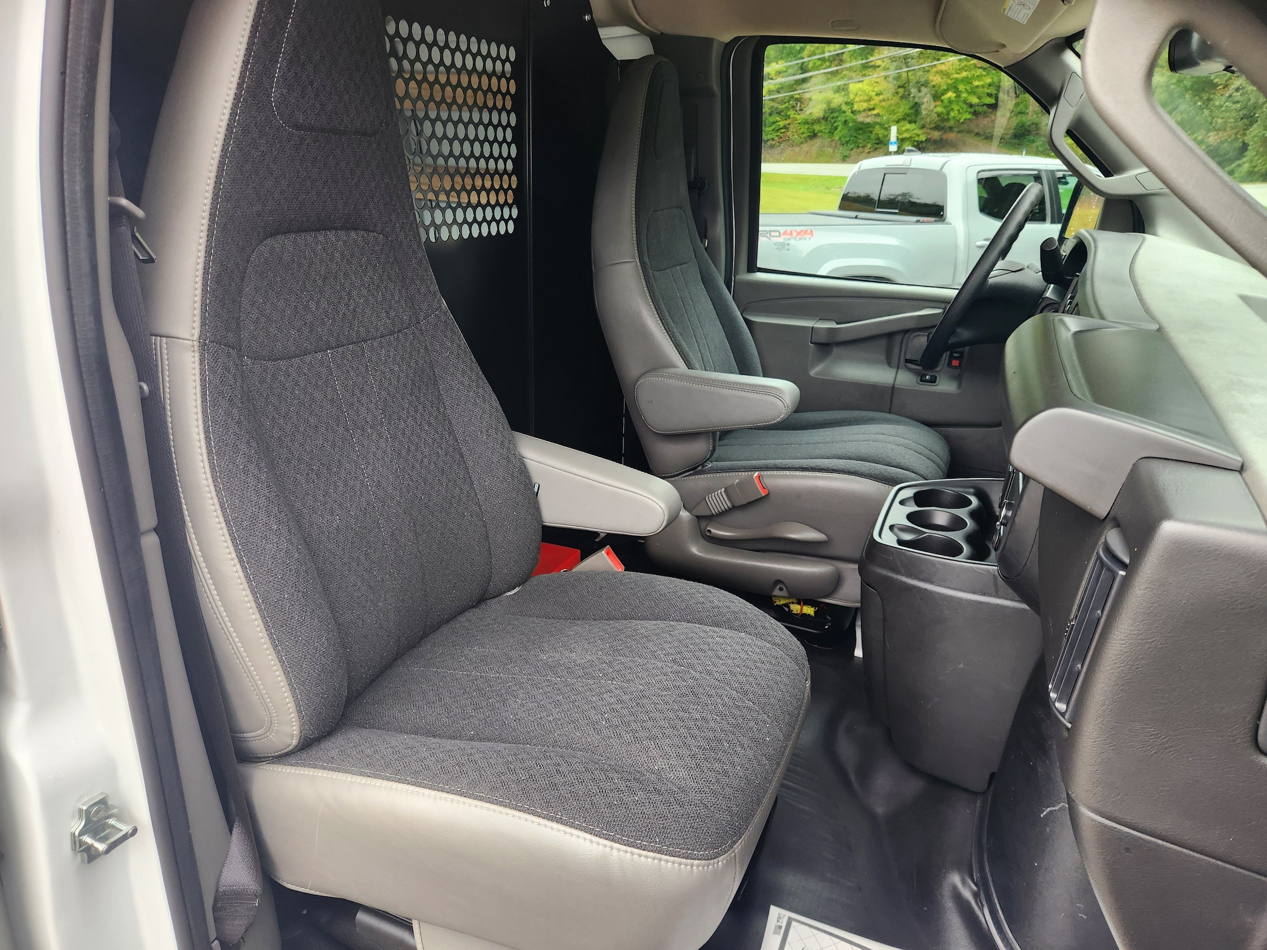 2025 GMC Savana Cargo Work Van - Photo 29
