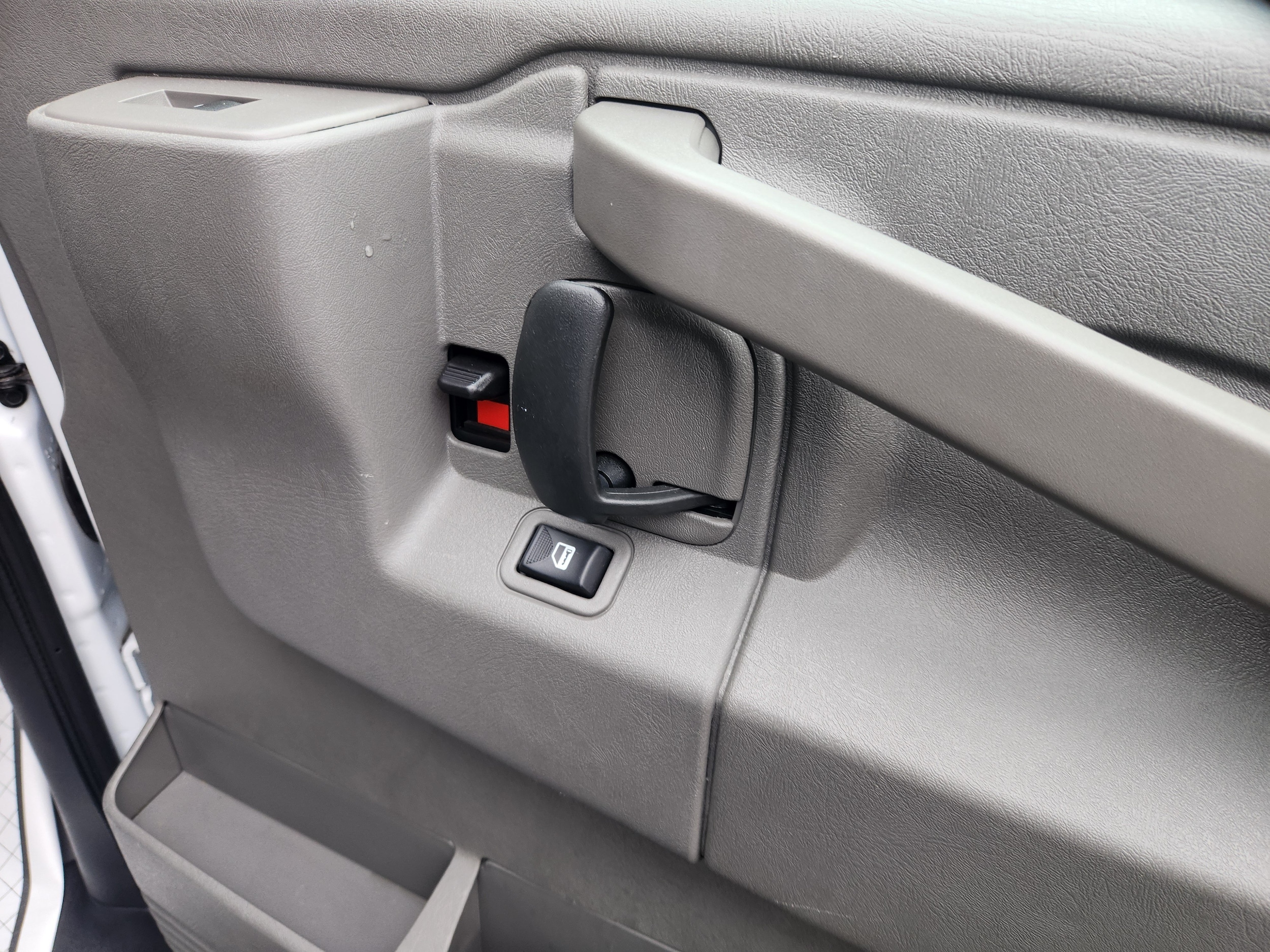 2025 GMC Savana Cargo Work Van - Photo 32