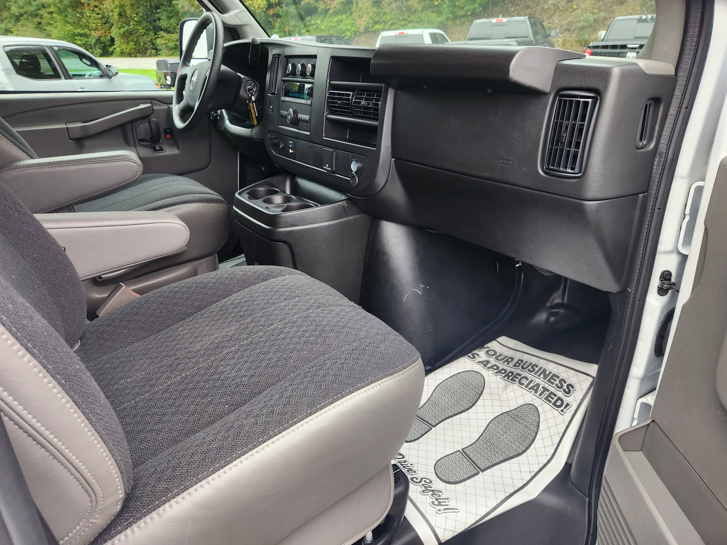 2025 GMC Savana Cargo Work Van - Photo 30