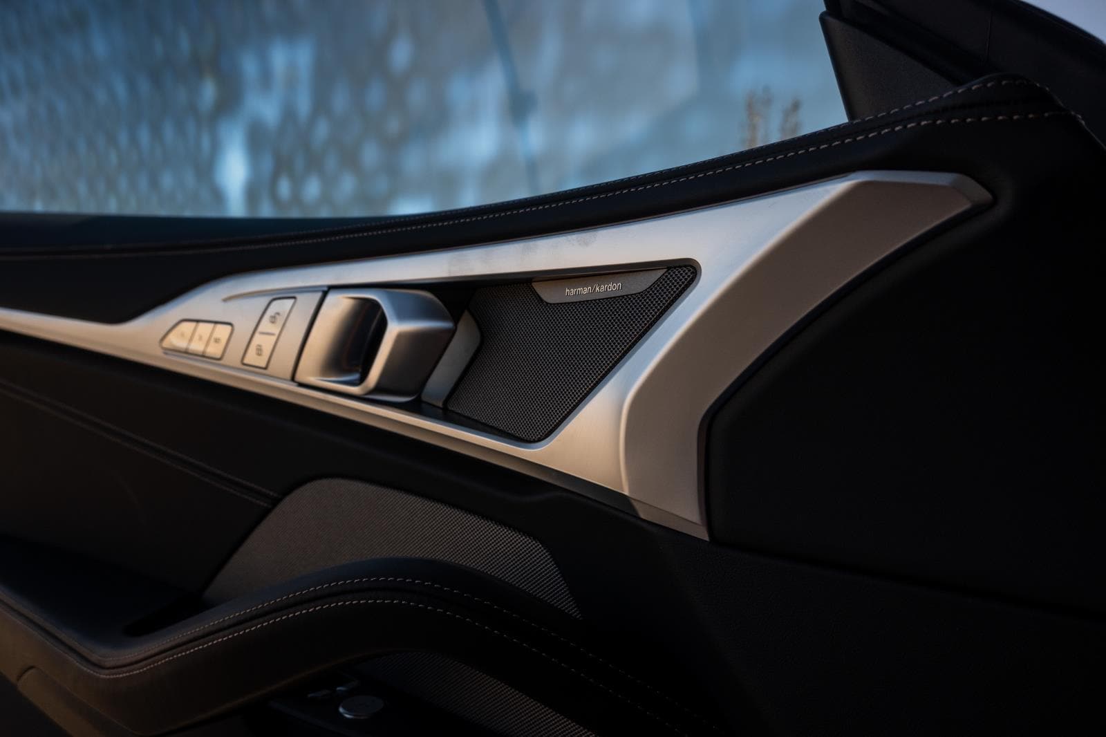 2026 BMW 8 Series M850i - Photo 25