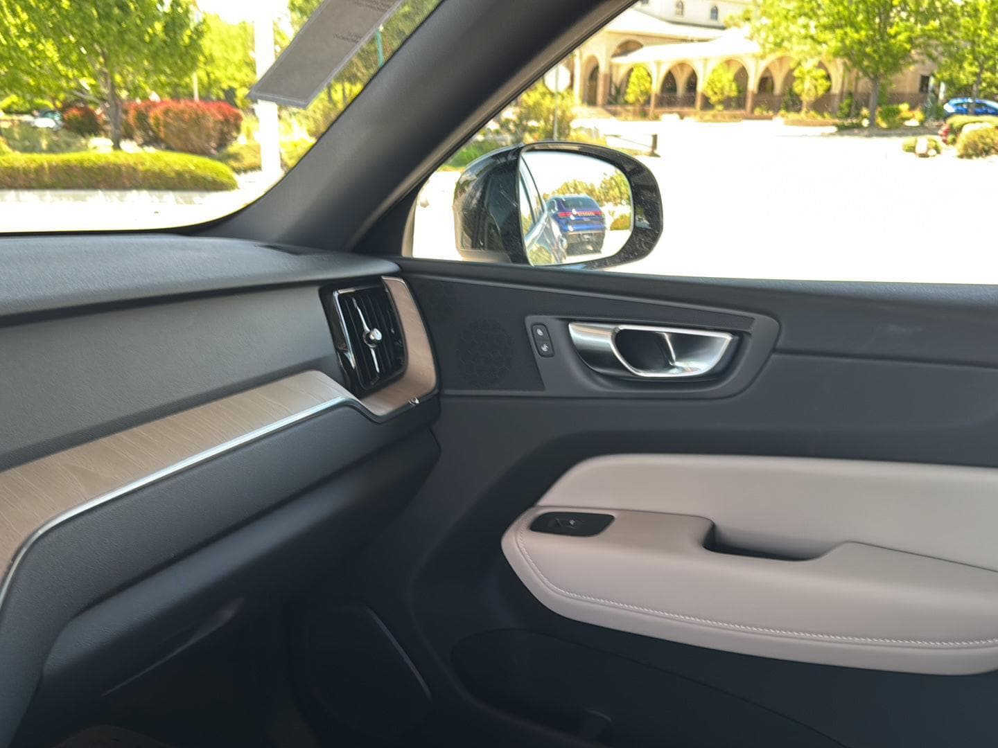 2026 Volvo XC60 Plus - Photo 24