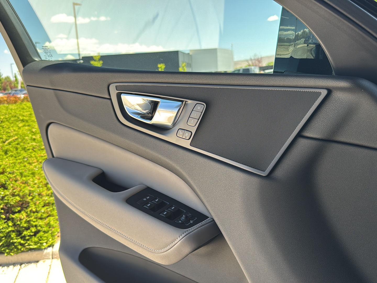 2026 Volvo XC60 Plus - Photo 18