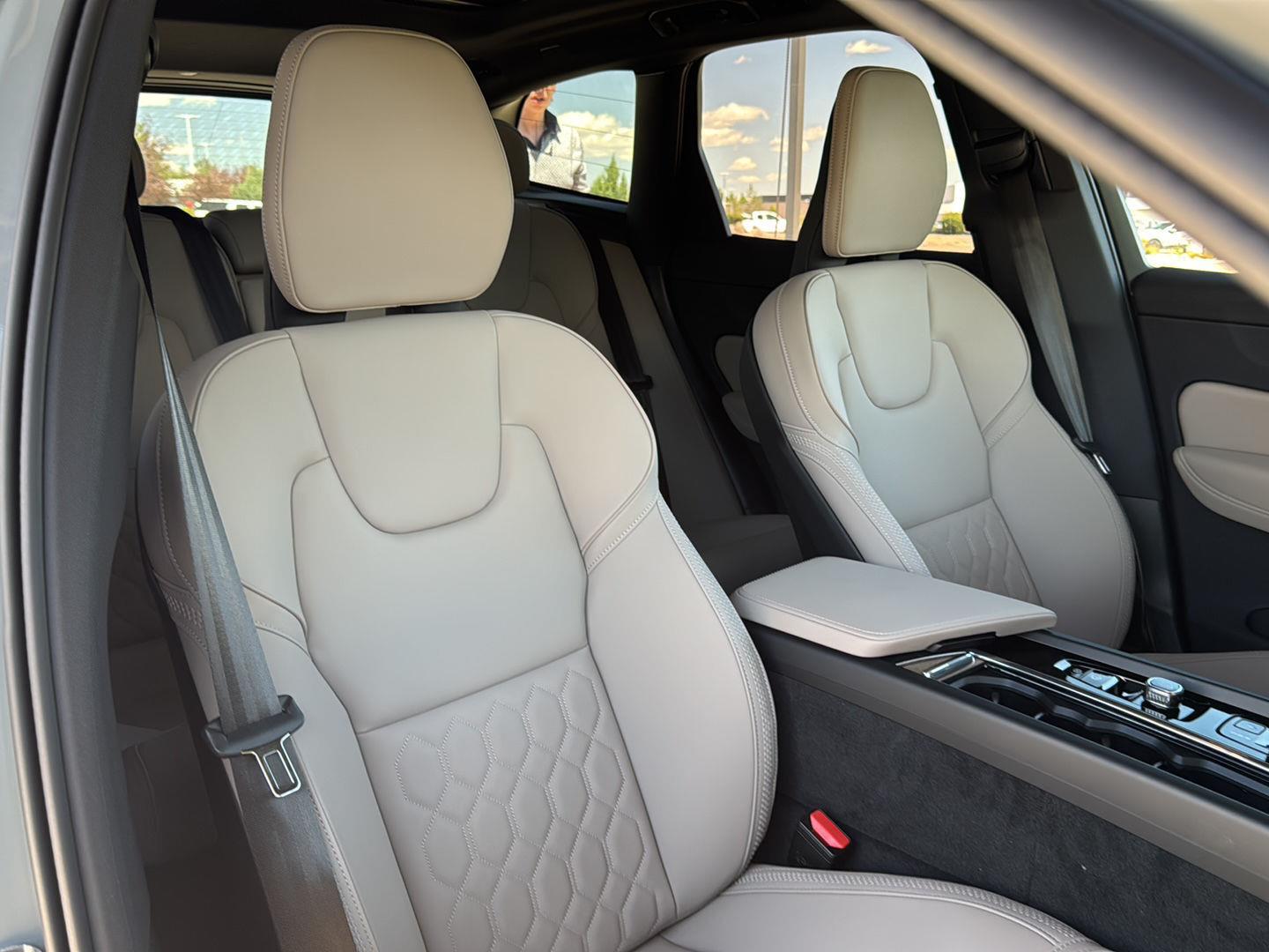 2026 Volvo XC60 Plus - Photo 13