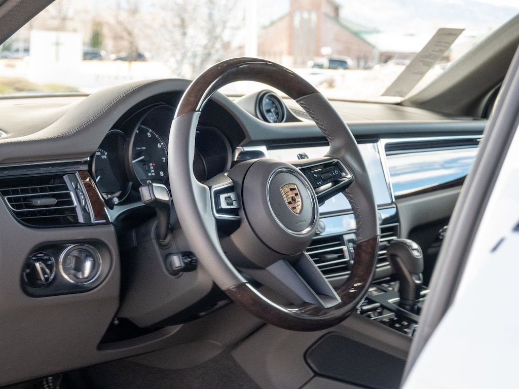 New 2025 Porsche Macan Base SUV