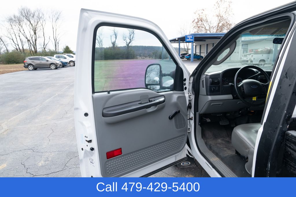 2005 Ford F-350 Super Duty Chassis Cab XL - Photo 11