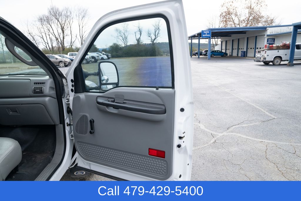 2005 Ford F-350 Super Duty Chassis Cab XL - Photo 13
