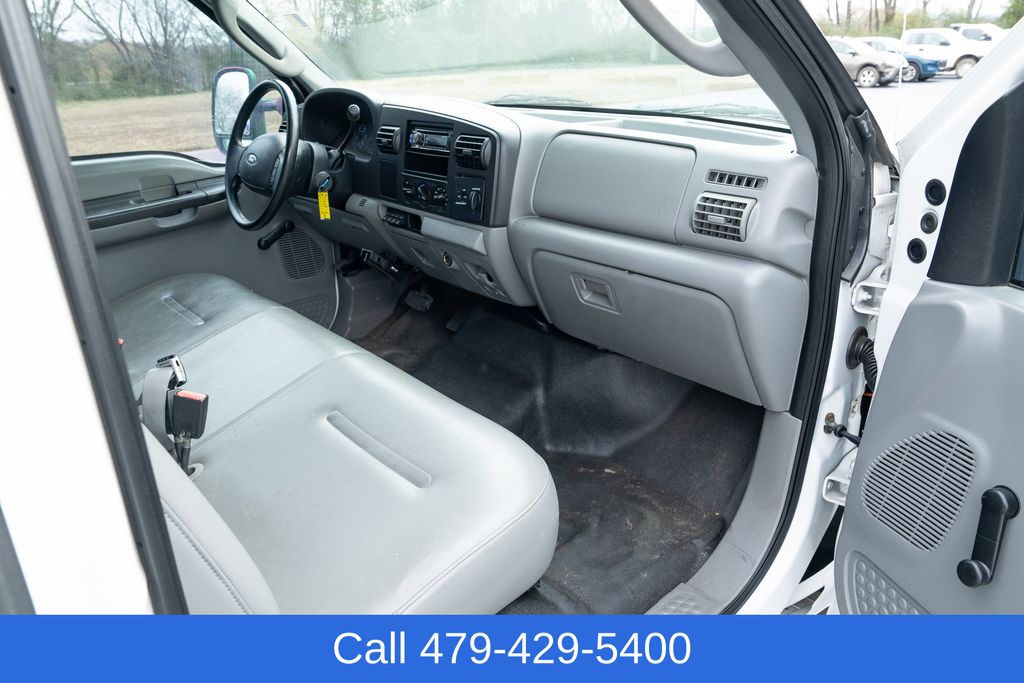 2005 Ford F-350 Super Duty Chassis Cab XL - Photo 24
