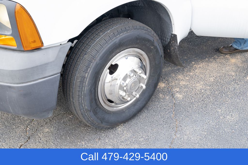 2005 Ford F-350 Super Duty Chassis Cab XL - Photo 10