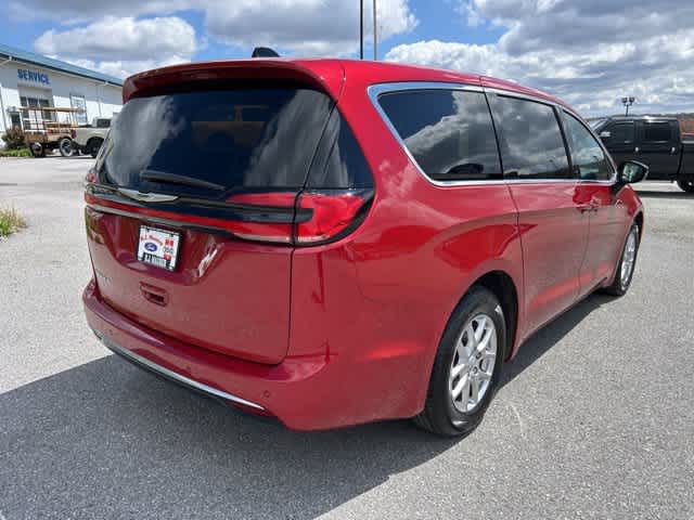 Used 2025 Chrysler Pacifica Select FWD