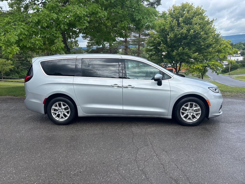 Used 2023 Chrysler Pacifica Touring L Van Passenger Van
