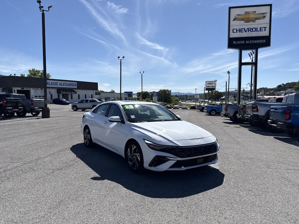 Used 2025 Hyundai Elantra SEL Convenience Sedan