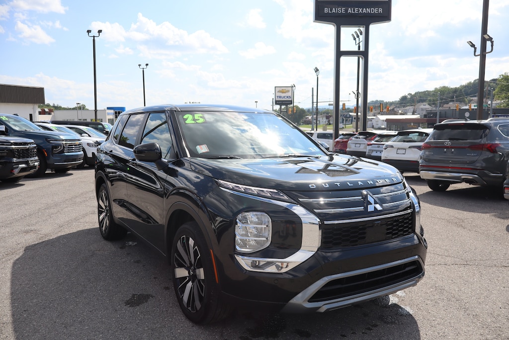 Used 2025 Mitsubishi Outlander SE SUV