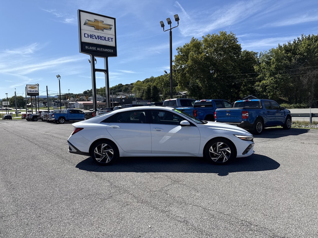 Used 2025 Hyundai Elantra SEL Convenience Sedan