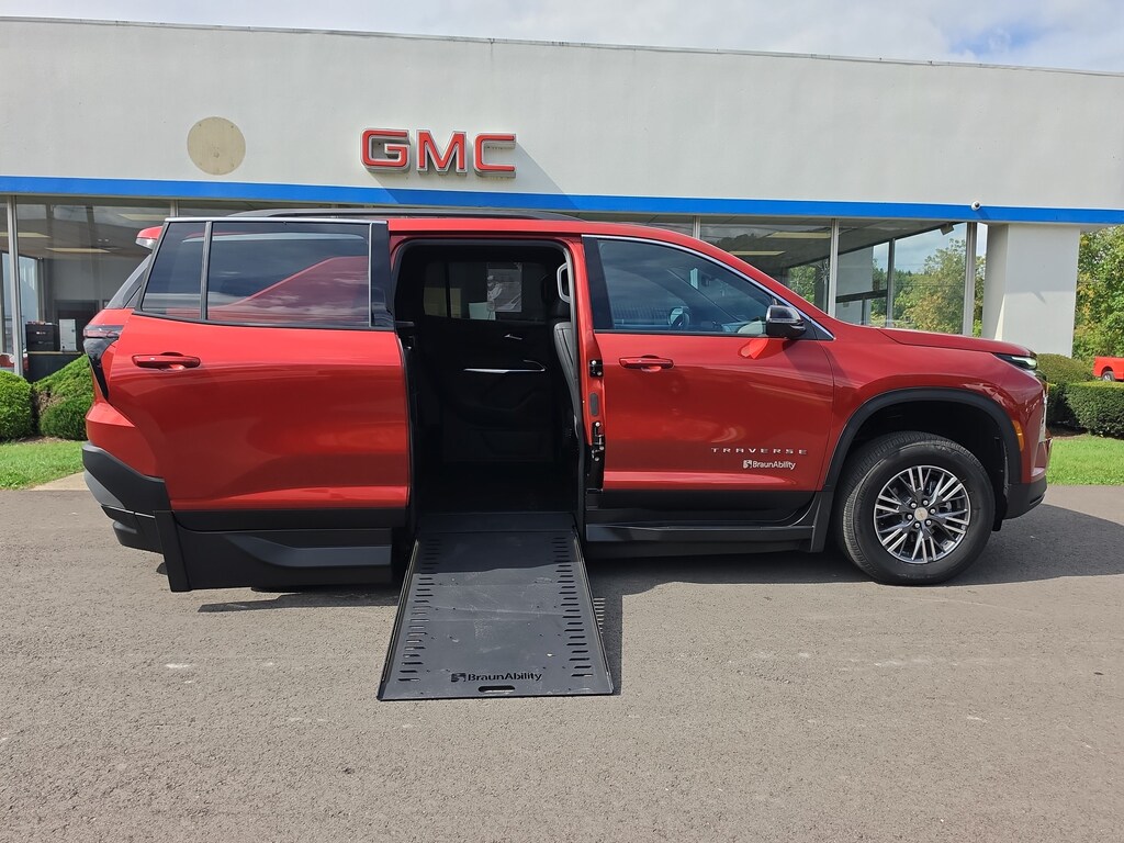 Used 2026 Chevrolet Traverse FWD LT SUV