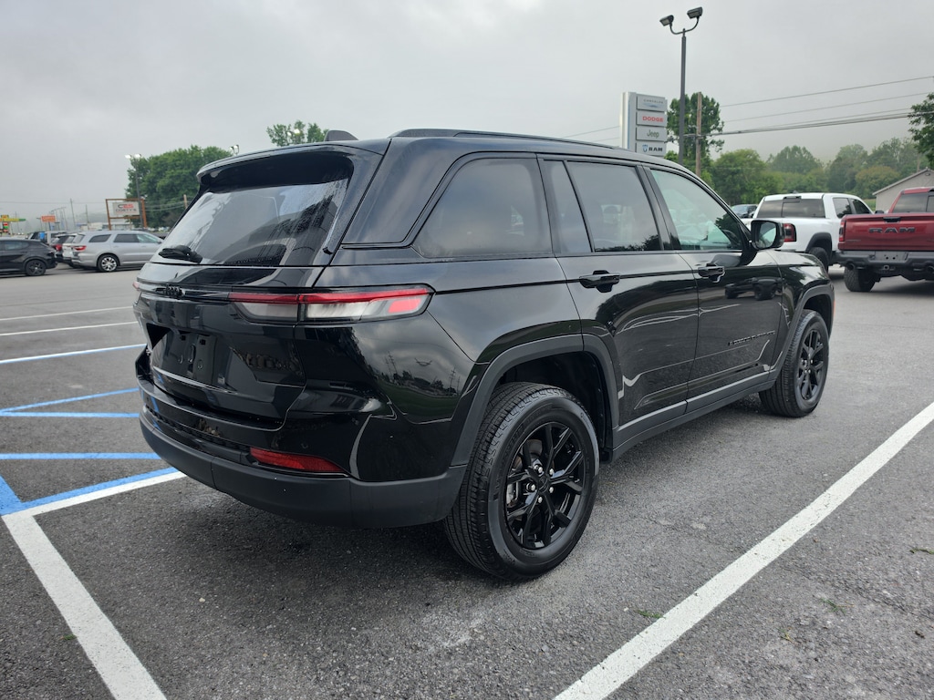 Used 2025 Jeep Grand Cherokee Laredo SUV