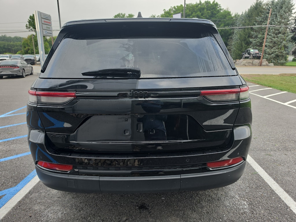 Used 2025 Jeep Grand Cherokee Laredo SUV