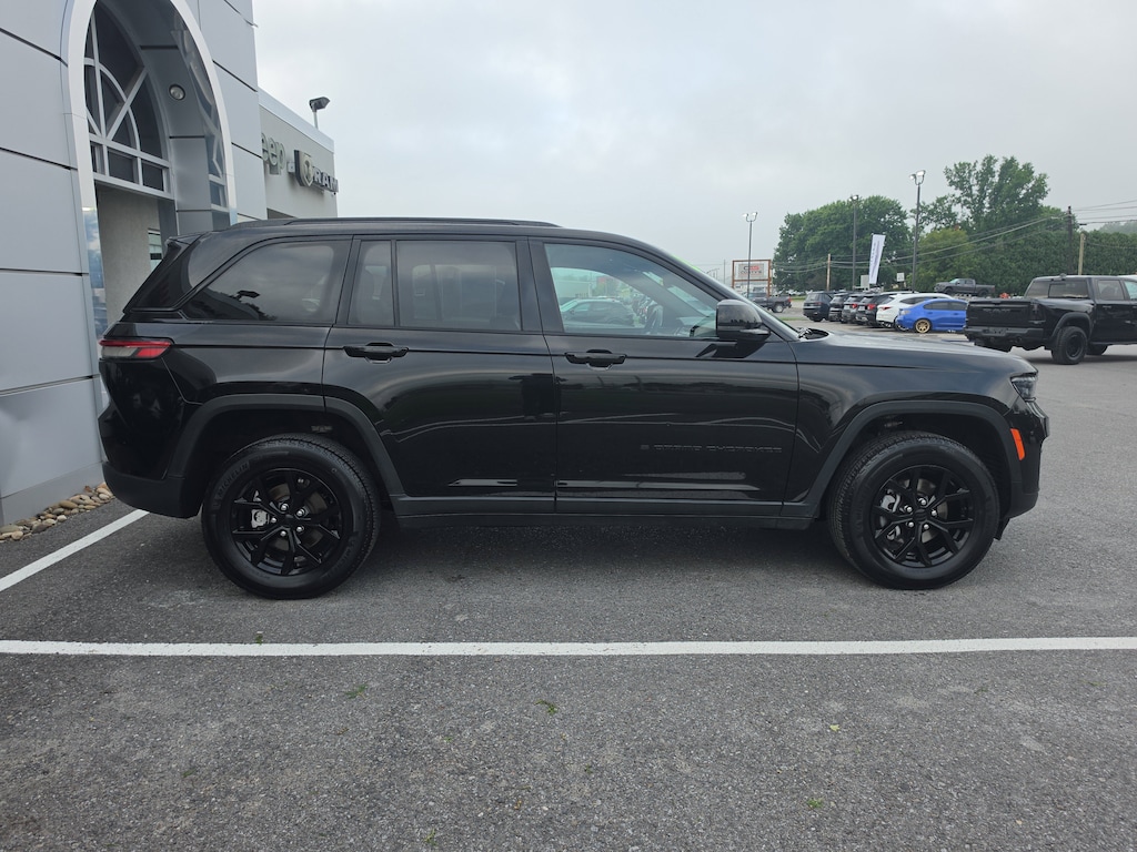 Used 2025 Jeep Grand Cherokee Laredo SUV
