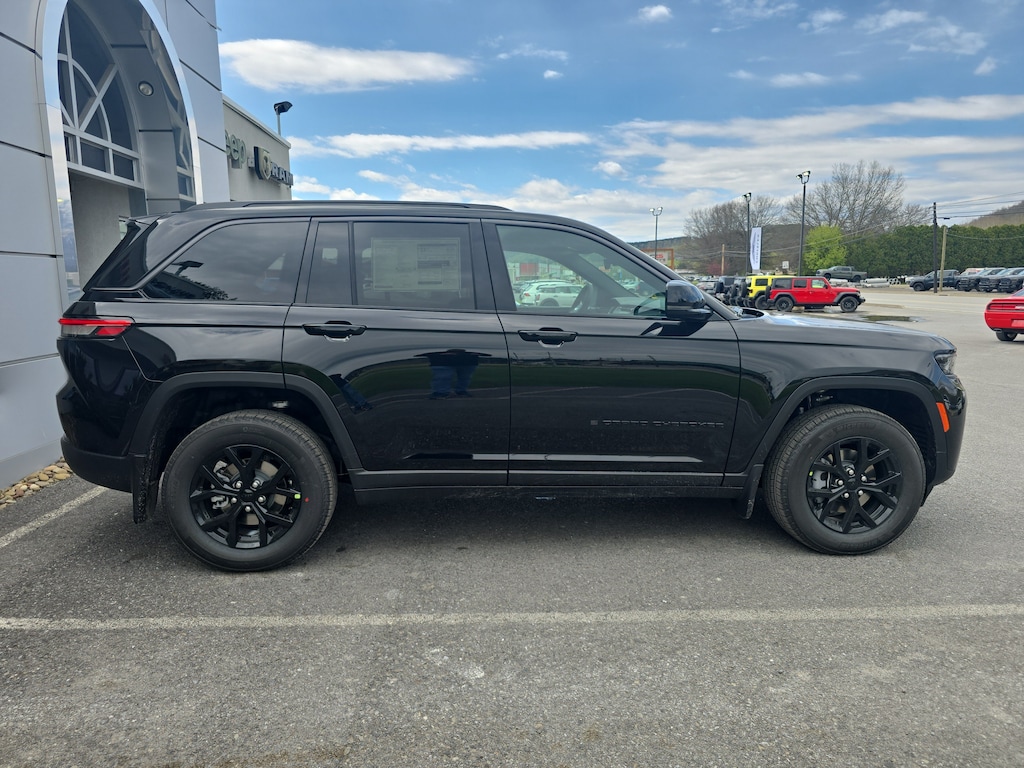 New 2026 Jeep Grand Cherokee LAREDO ALTITUDE 4X4 Sport Utility