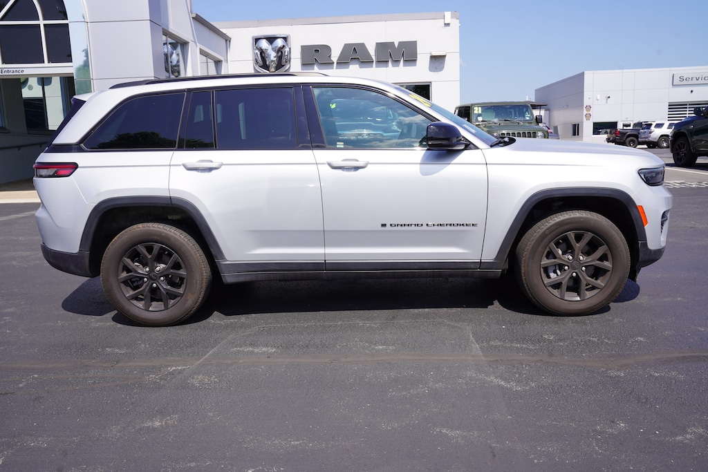 Used 2024 Jeep Grand Cherokee Altitude SUV