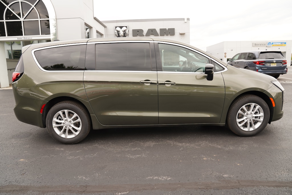 New 2027 Chrysler Pacifica SELECT AWD Passenger Van