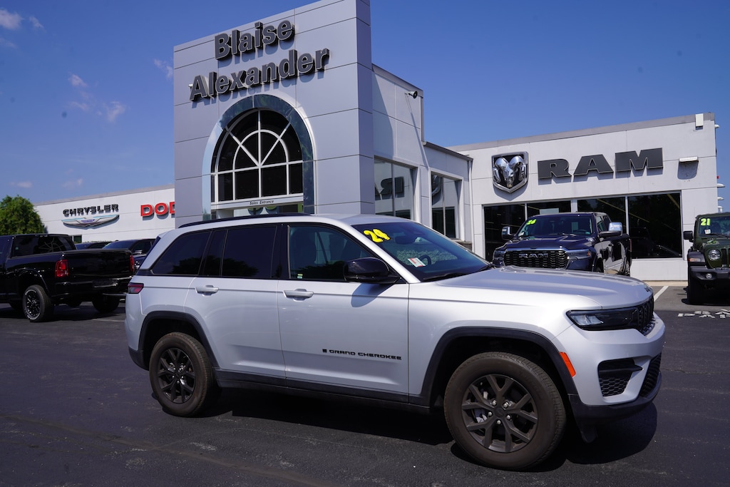 Used 2024 Jeep Grand Cherokee Altitude SUV