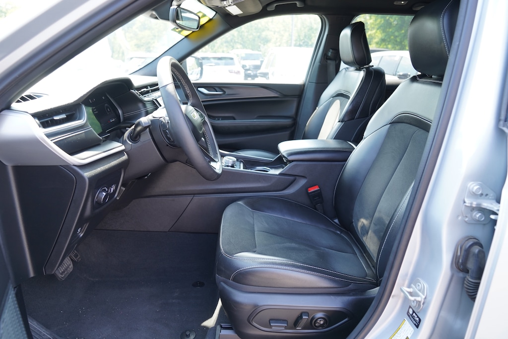 Used 2024 Jeep Grand Cherokee Altitude SUV