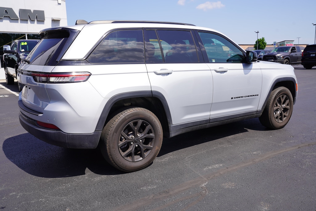 Used 2024 Jeep Grand Cherokee Altitude SUV