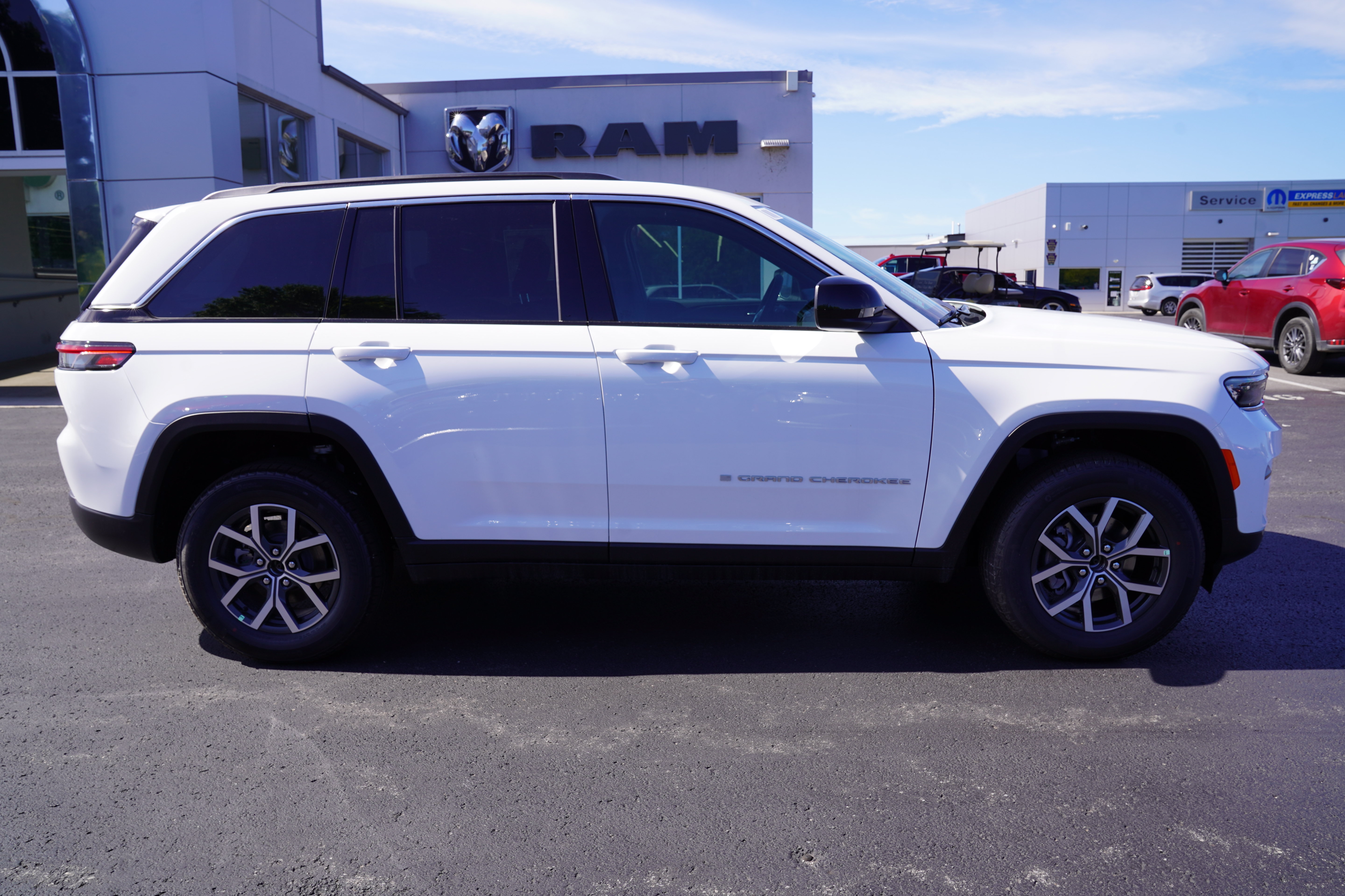 New 2027 Jeep Grand Cherokee LAREDO 4X4 Sport Utility
