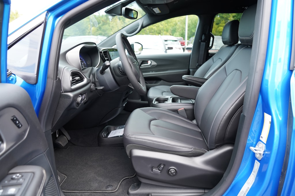 New 2027 Chrysler Pacifica SELECT AWD Passenger Van