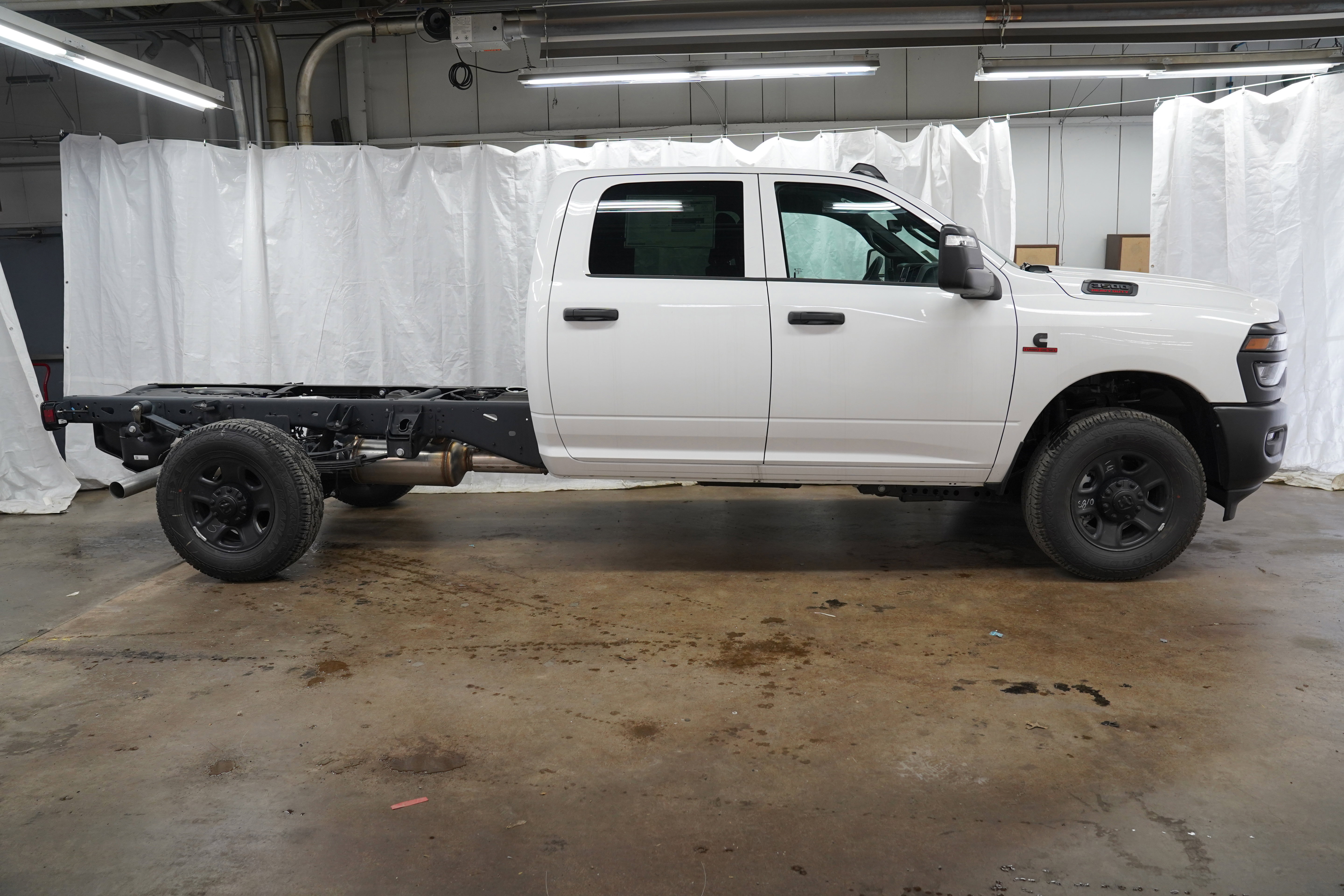New 2026 Ram 3500 Chassis Cab TRADESMAN CREW 4X4 60' CA Pickup
