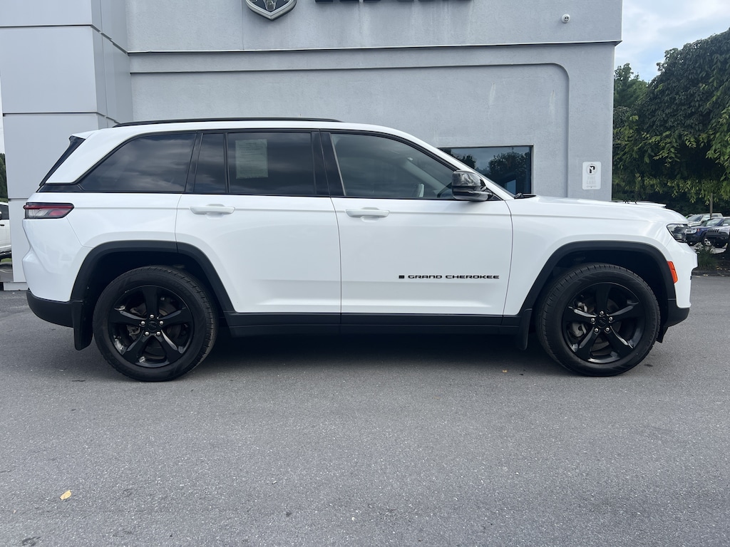 Used 2023 Jeep Grand Cherokee Laredo SUV