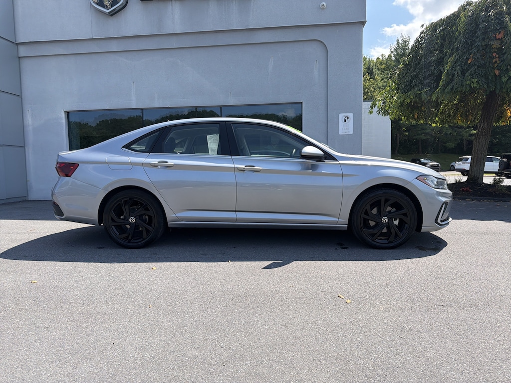 Used 2025 Volkswagen Jetta 1.5T SE Sedan