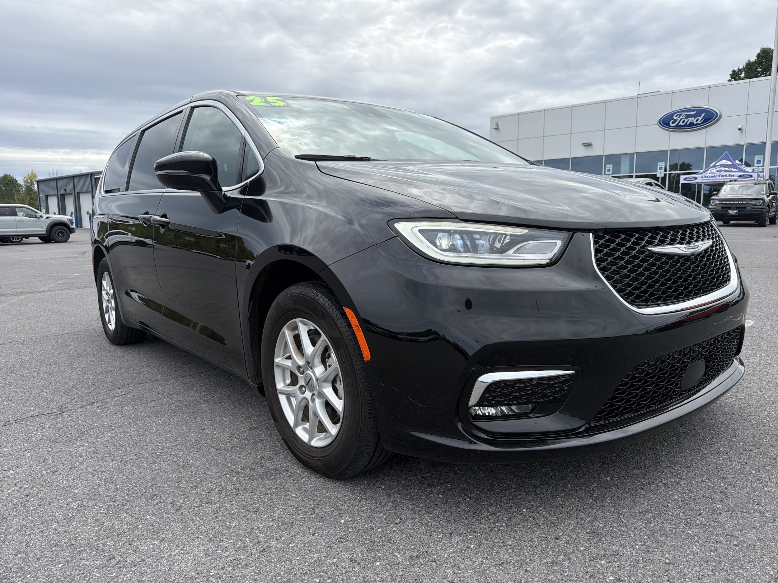 2025 Chrysler Pacifica Select