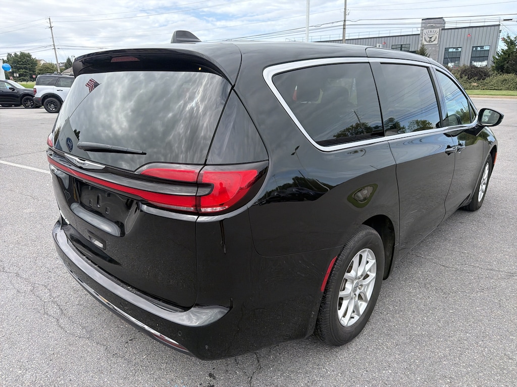 Used 2025 Chrysler Pacifica Select Van Passenger Van