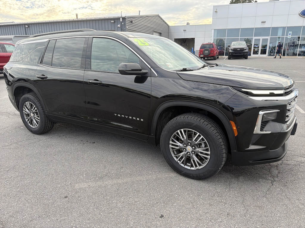 Used 2025 Chevrolet Traverse LT SUV