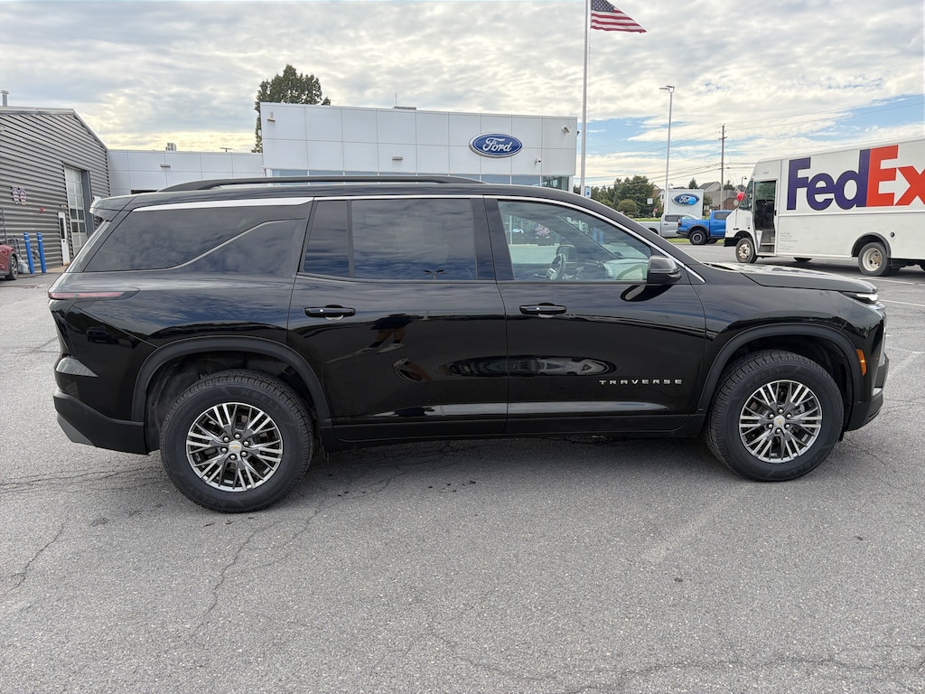 Used 2025 Chevrolet Traverse LT SUV