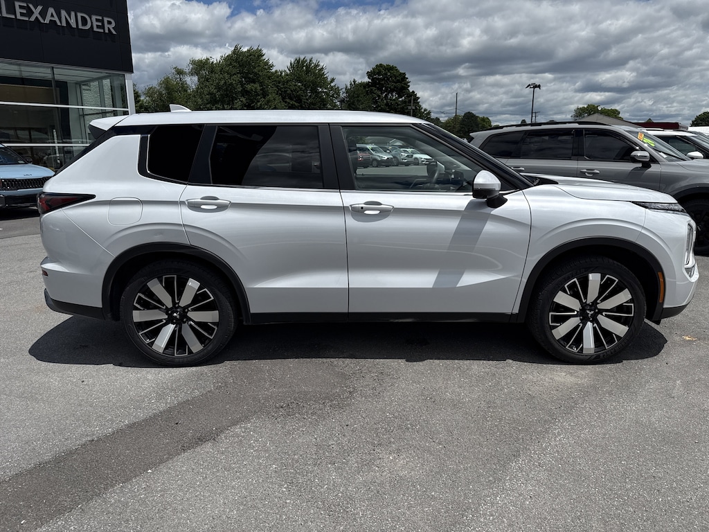 Used 2025 Mitsubishi Outlander SE SUV