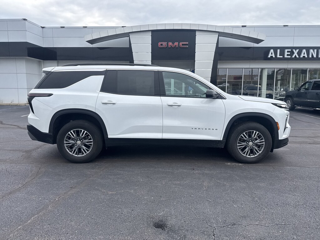 Used 2025 Chevrolet Traverse LT SUV
